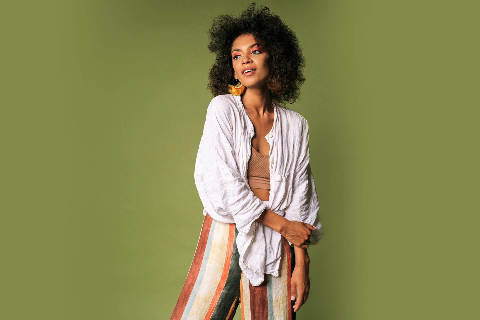 SIRAN model with a curly afro, relaxed summer editorial look